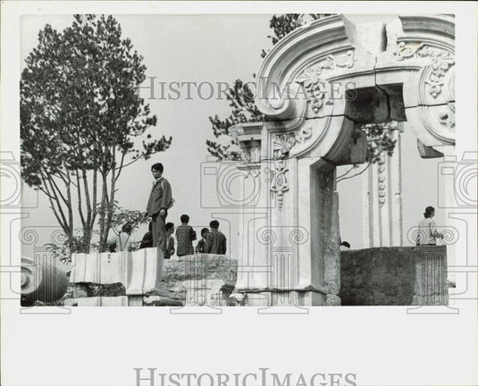 1996 Press Photo Chinese visit Emperor Qianlong's Yuanmingyuan ruins in China- Historic Images