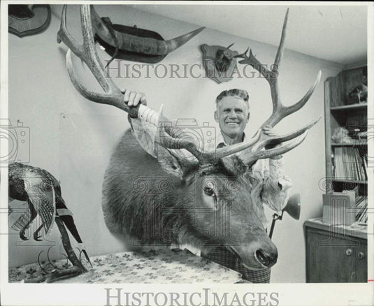 1980 Press Photo Elmer McMillan shows off a piece of his taxidermy handiwork- Historic Images