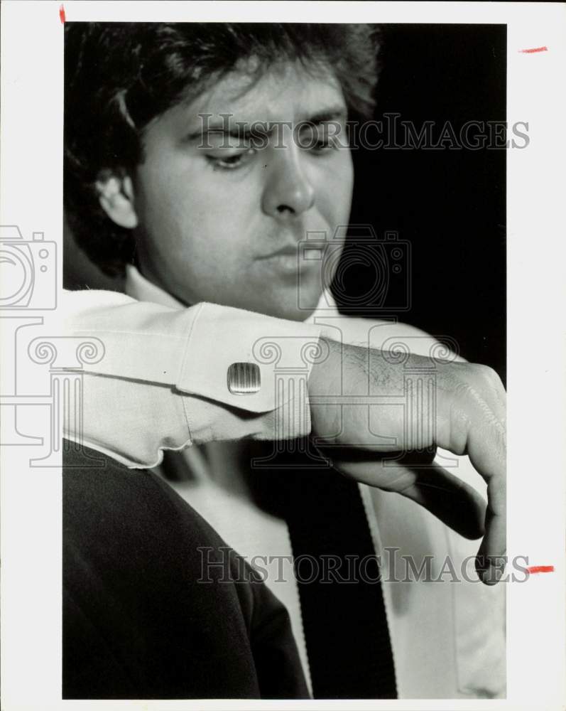 1984 Press Photo Man using silver cufflinks - lra96611- Historic Images