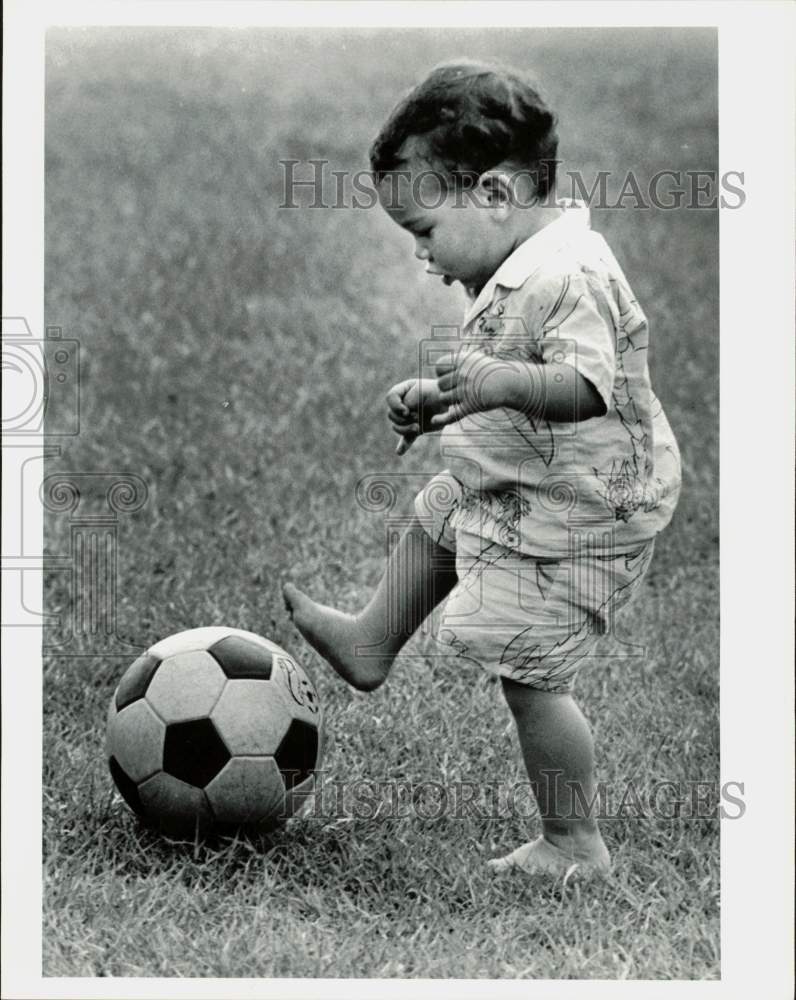 1989 Press Photo Gabby Rodriguez kicks ball at Penny and Larry Thompson Park- Historic Images