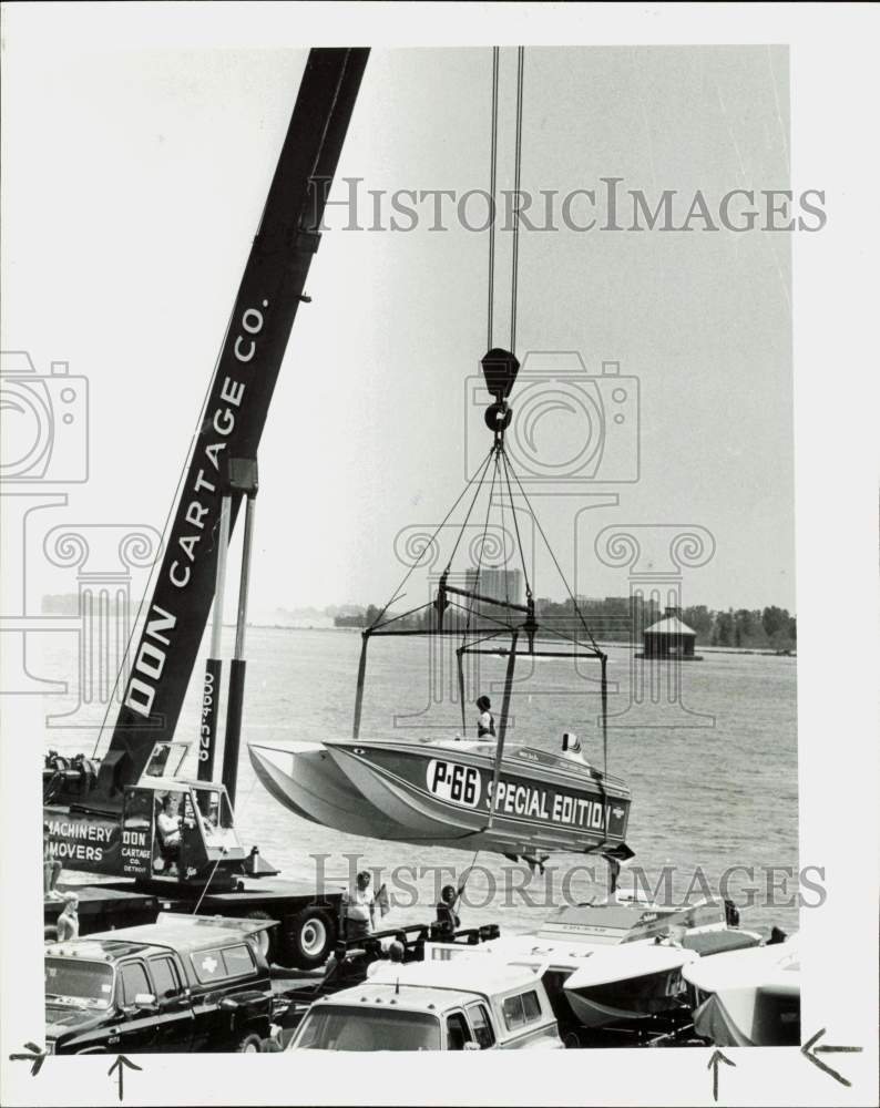 1983 Press Photo A crane truck lifts the sail boat during Miami Beach Races- Historic Images