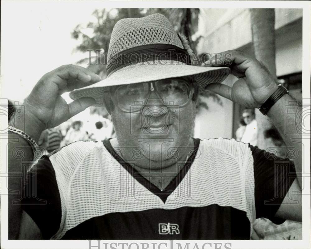 1982 Press Photo Louis Aidele of Hiale holds his hat aboard the Dolphin IV- Historic Images