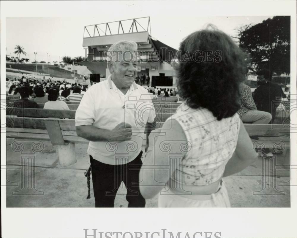 1991 Press Photo Luis and Joan Fernandez dance at a concert in Dade - lra97514- Historic Images