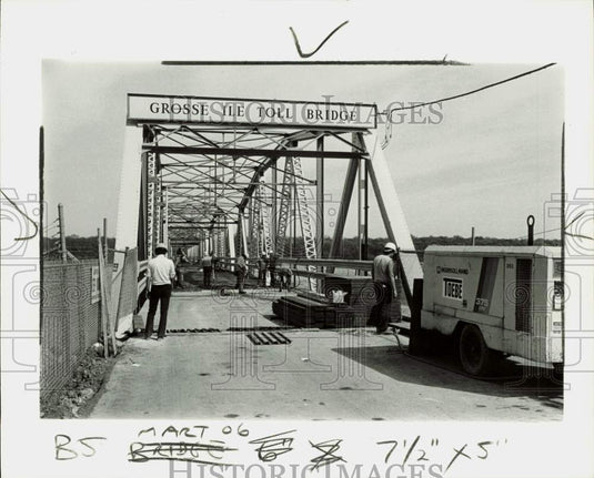 1985 Press Photo Workmen repairing the Grosse Ile toll bridge, Michigan- Historic Images
