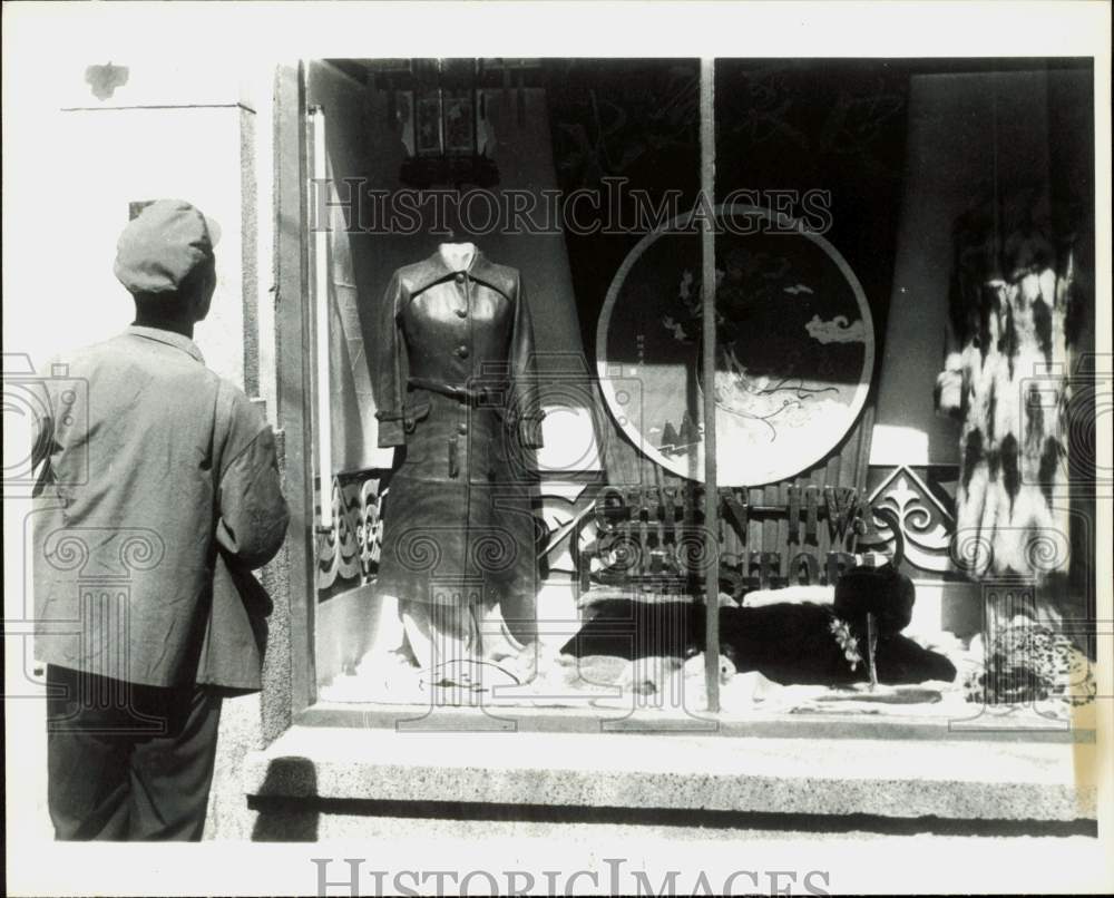 1978 Press Photo Passerby looks at the shop&#39;s window display in Peking, China- Historic Images