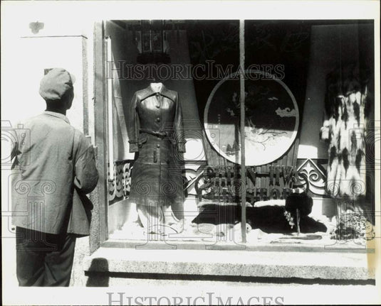 1978 Press Photo Passerby looks at the shop's window display in Peking, China- Historic Images