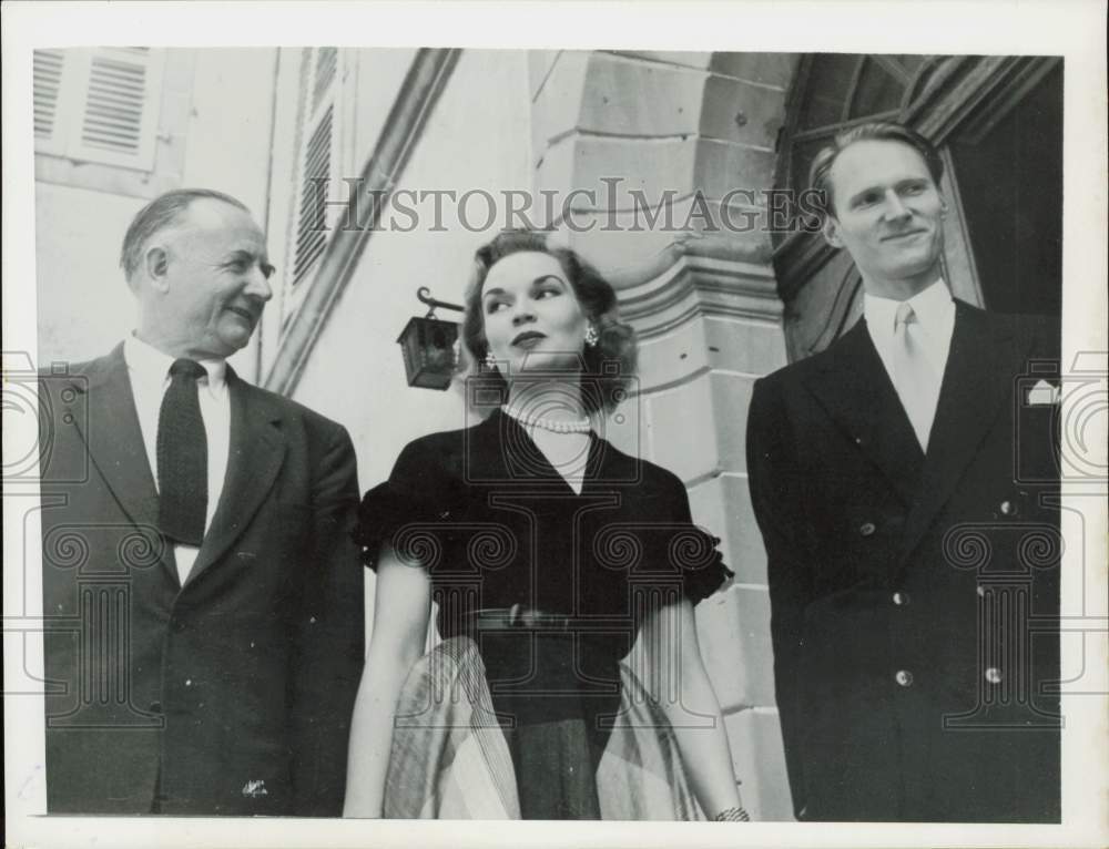 Press Photo A lady and two men walk outside building - lra97823- Historic Images