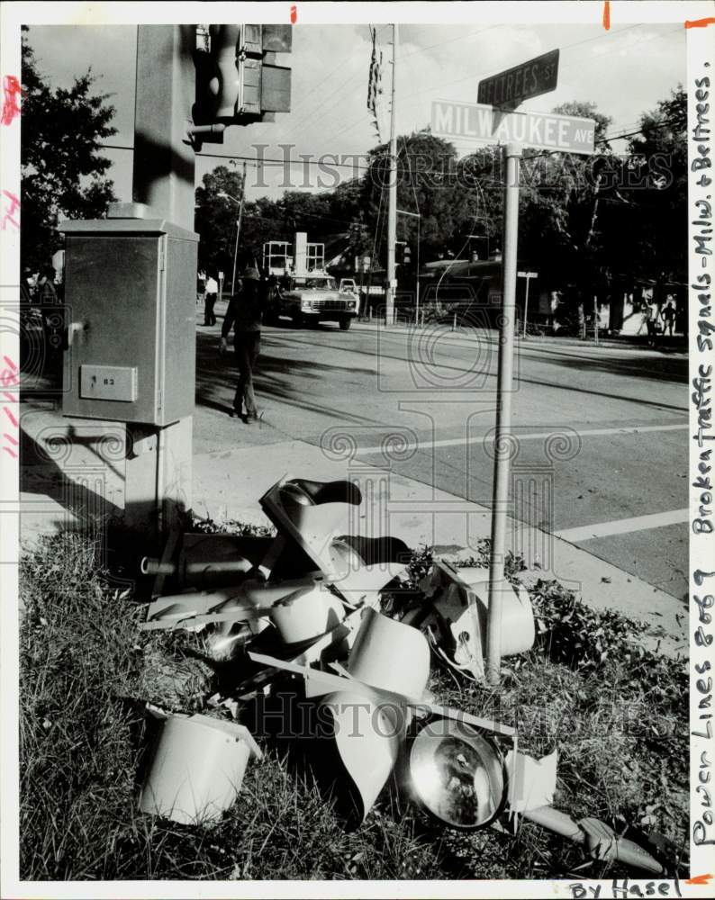 1984 Press Photo Stoplight signal as part of debris after cables fell in Dunedin- Historic Images