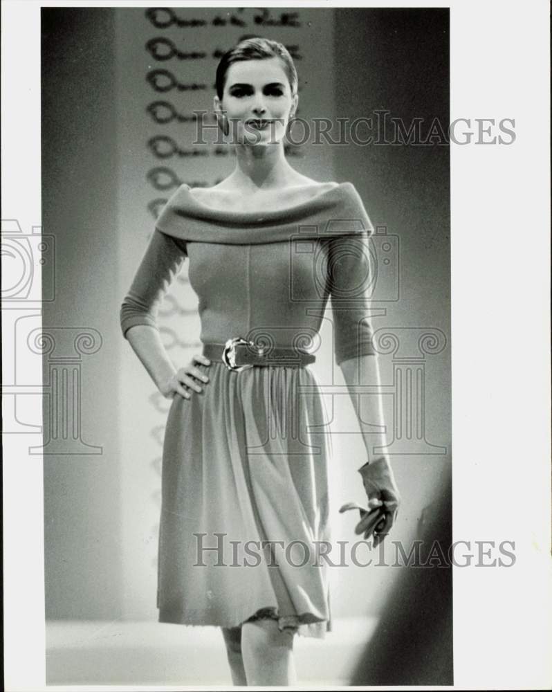 1986 Press Photo Model displaying trendy knit wear and matching skirt- Historic Images