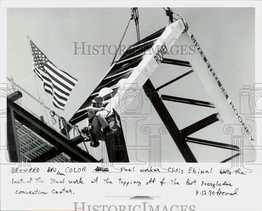 1990 Press Photo Chris Ebinal bolts steel work of the Port Everglades Center- Historic Images