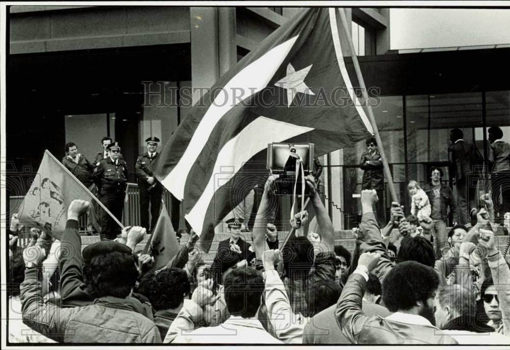 1980 Press Photo Members of the Fuerzas Armadas de Liberacion Nacional wave flag- Historic Images