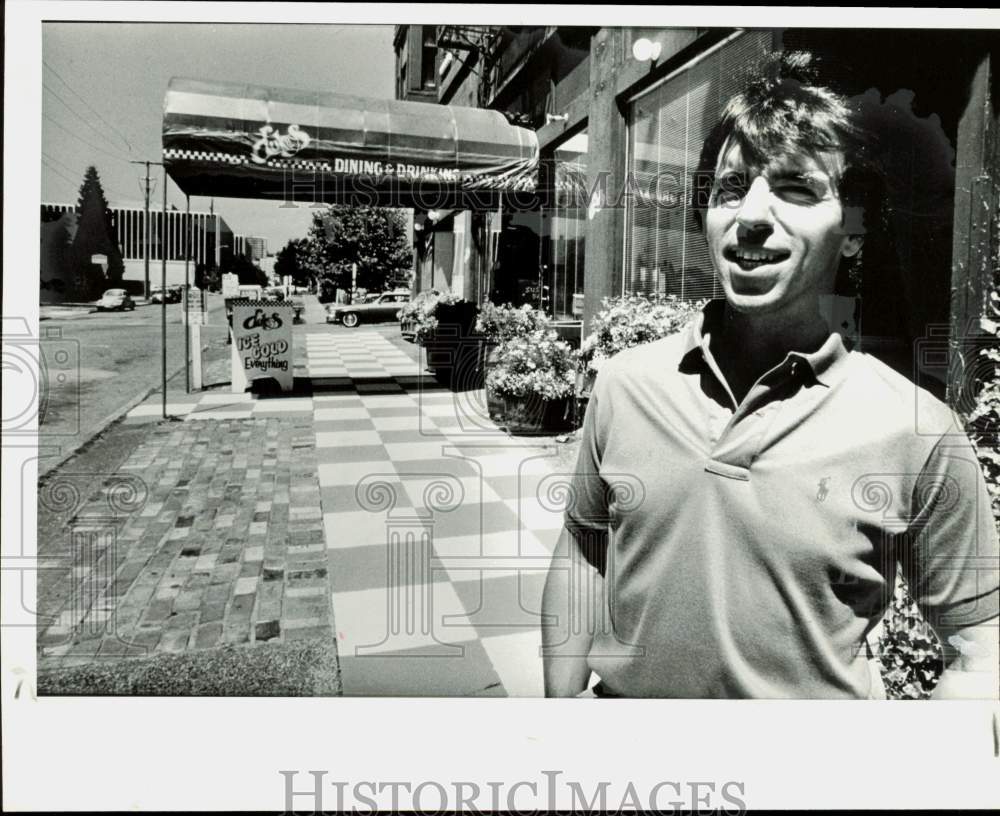 1985 Press Photo Duke&#39;s Restaurant owner Duke Moscrip on his checkered sidewalk- Historic Images