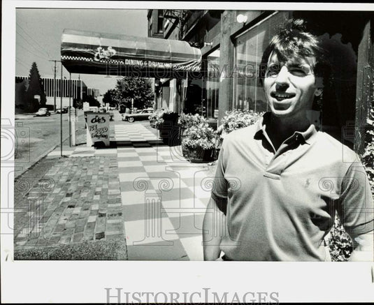 1985 Press Photo Duke's Restaurant owner Duke Moscrip on his checkered sidewalk- Historic Images