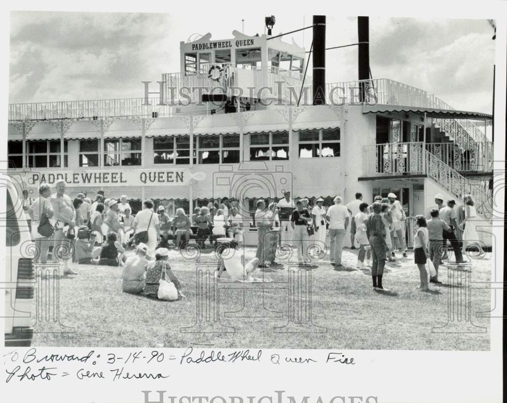 1990 Press Photo Passengers evacuate Paddle Wheel Queen Boat due to smoke- Historic Images