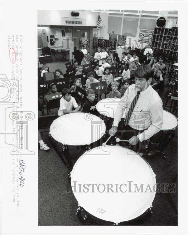 1992 Press Photo Students sign up for the band at Young Middle School in Broward- Historic Images