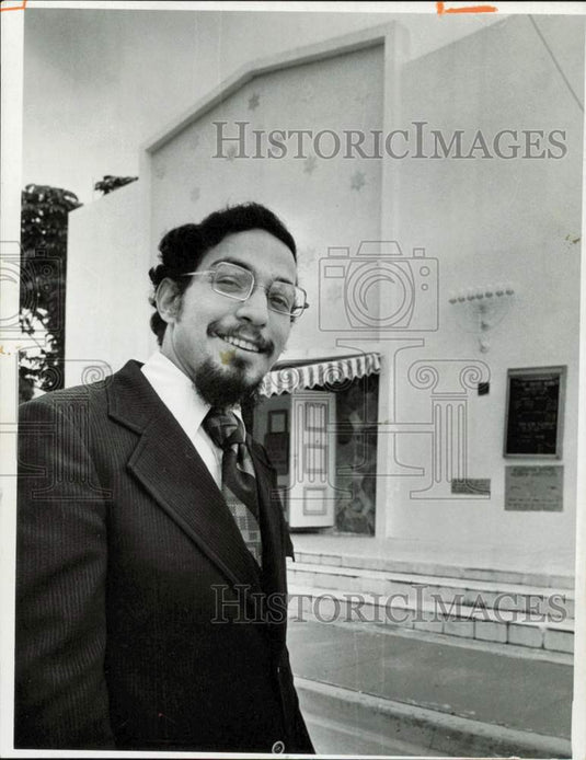 1973 Press Photo Sheldon N. Ever stands outside Agudath Israel Hebrew Institute- Historic Images