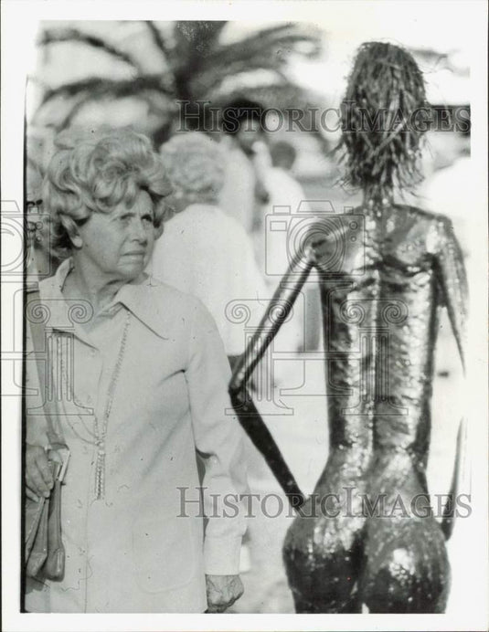 1976 Press Photo Visitor admires statue by Louis Torres at Miami Beach Festival- Historic Images