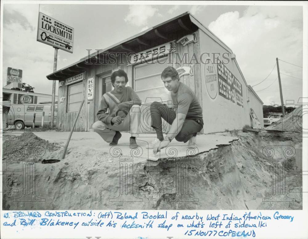 1977 Press Photo Roland Bookal and Bill Blakeney examine Broward sidewalk- Historic Images