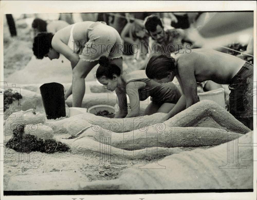 1975 Press Photo Ted Meluick and Annette Deluca at Sand Castle Contest- Historic Images