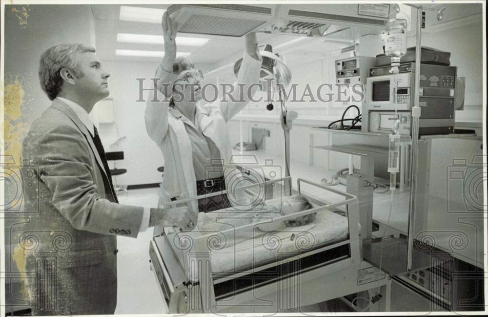 1980 Press Photo Officials check equipment at Carolinas Medical Center- Historic Images