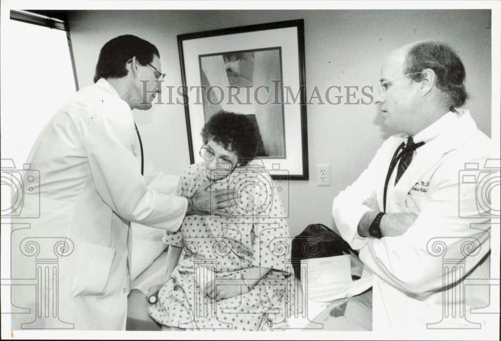 1992 Press Photo Doctors examine Jeanne Cornett at Carolinas Medical Center- Historic Images