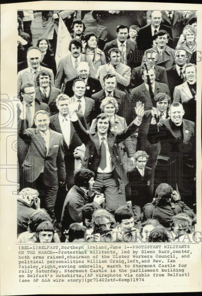 1974 Press Photo Glenn Barr leading protesters for rally in Northern Ireland- Historic Images