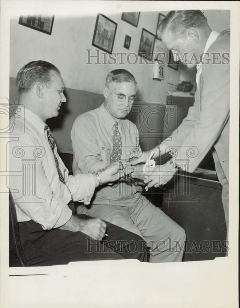 1949 Press Photo Detective A.H. Leonard arrests James W. Dameron and E.L. Jeter- Historic Images