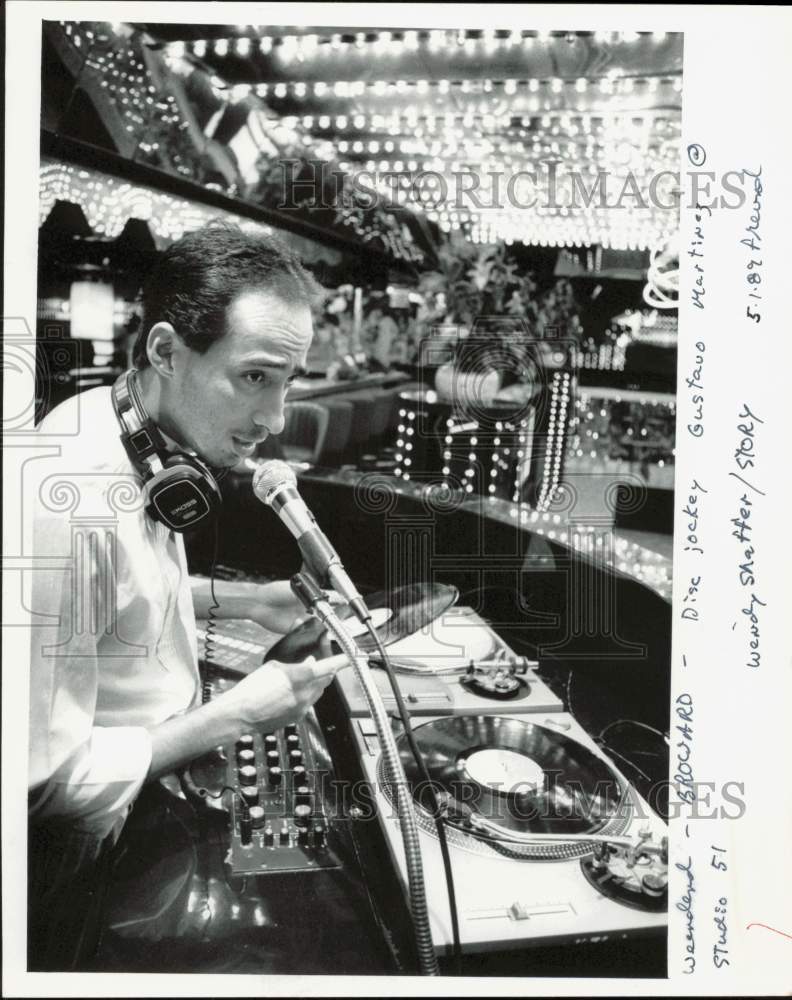 1989 Press Photo Disc jockey Gustavo Martinez works at Studio 51 in Broward- Historic Images