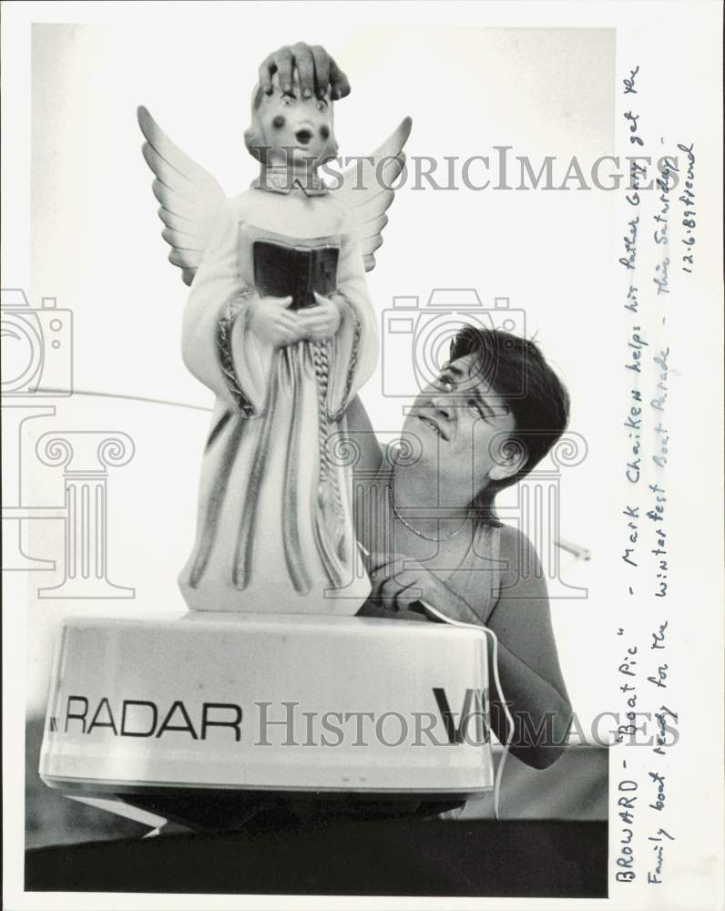 1989 Press Photo Mark Chaiken gets the family boat ready for winterfest parade- Historic Images