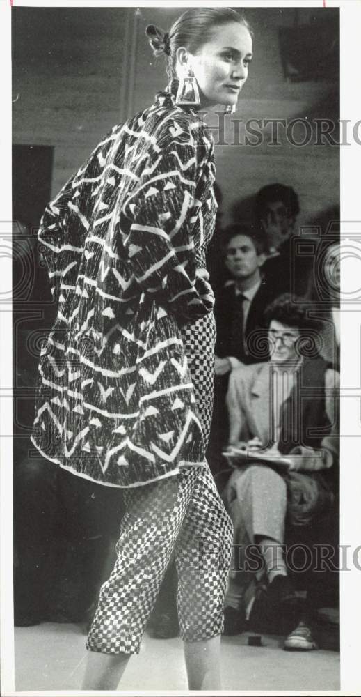 1986 Press Photo A model walks on the runway during fashion show - lrb01422- Historic Images