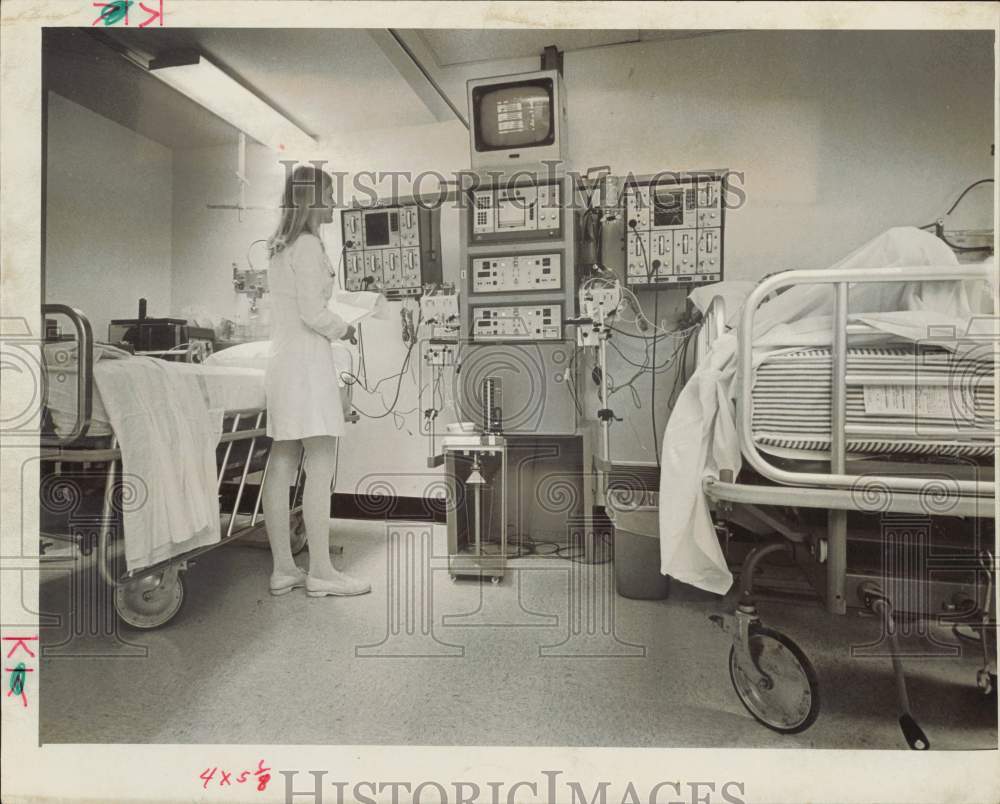 1974 Press Photo Jan Padgett watches heart machine at Carolinas Medical Center- Historic Images