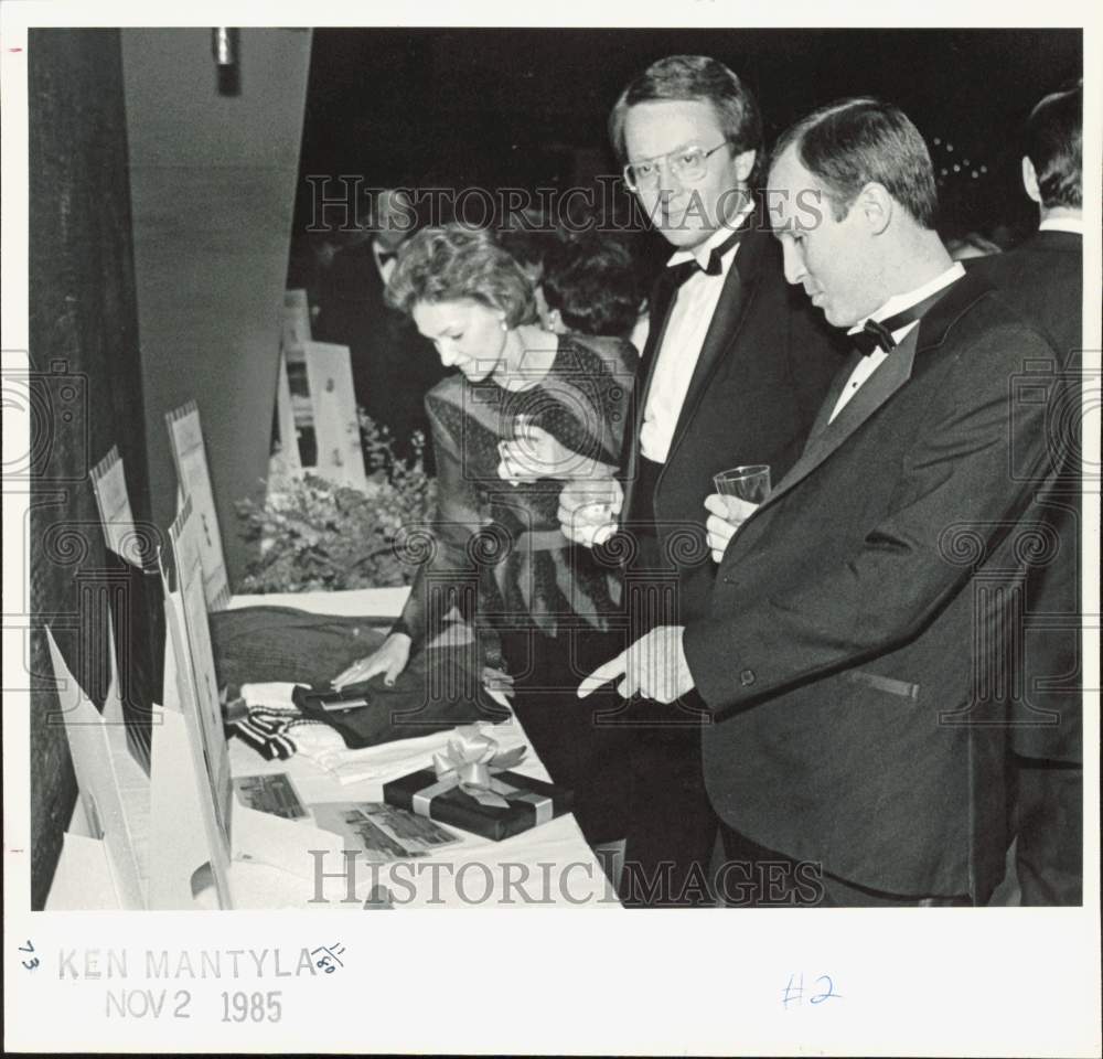 1985 Press Photo People view charity auction items at the Carousel Barn- Historic Images