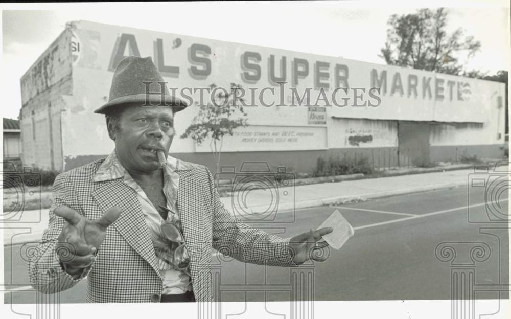 1981 Press Photo Rudolph Taylor in front of Al&#39;s Supermarket in Liberty City- Historic Images