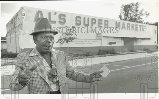 1981 Press Photo Rudolph Taylor in front of Al's Supermarket in Liberty City- Historic Images
