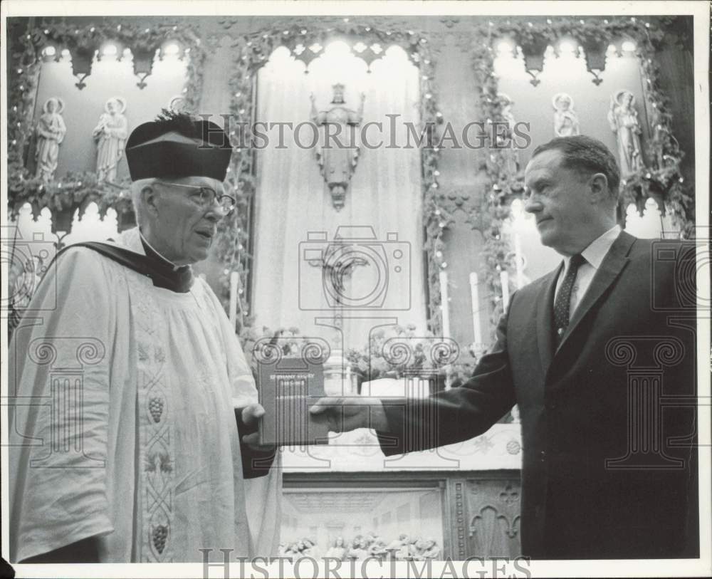 1966 Press Photo Walter Chilton gives gift to Robert Russell at Epiphany Church- Historic Images