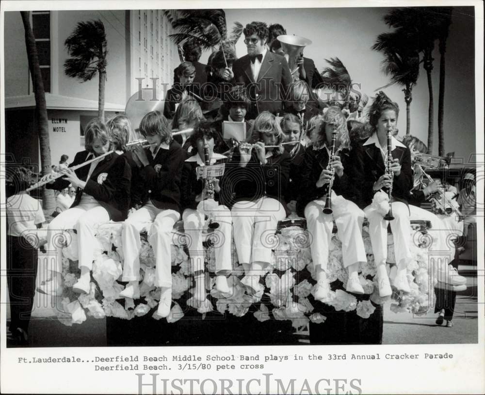 1980 Press Photo Deerfield Beach Middle School Band plays at Cracker Parade- Historic Images