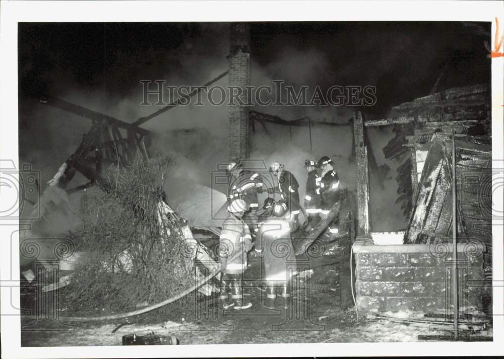 1987 Press Photo Firefighters battle fire near Oneida Valley, Wampsville- Historic Images