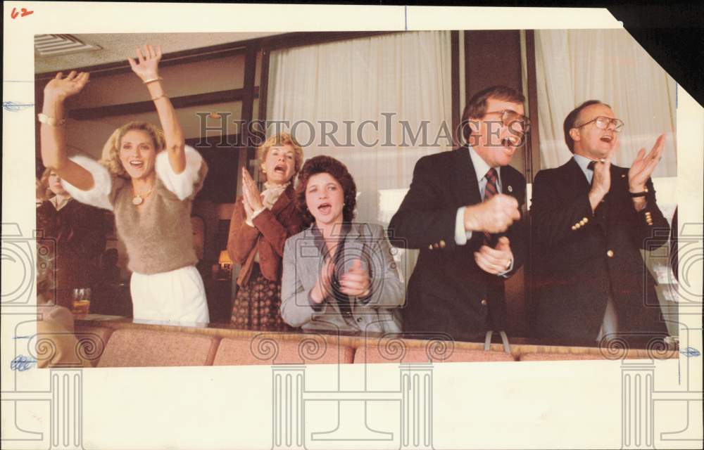 1981 Press Photo The Carlins and Hunts cheering from Arrowhead Stadium suite- Historic Images