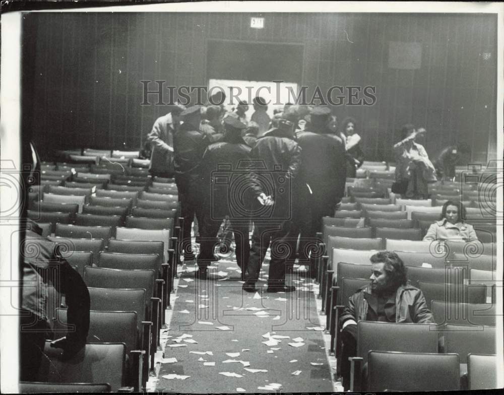 1976 Press Photo Police escort noisy students from Boston English High School- Historic Images