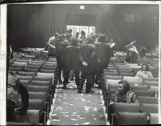 1976 Press Photo Police escort noisy students from Boston English High School- Historic Images