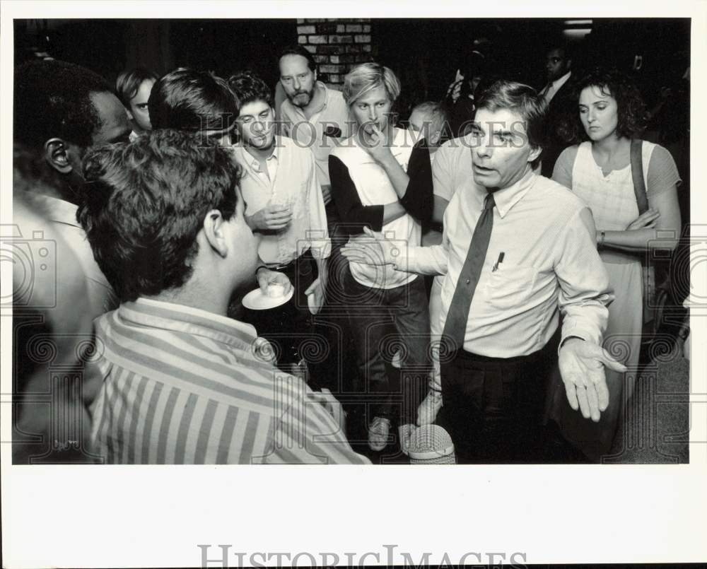 1987 Press Photo Former CIA agent Philip Agee talks with the group at conference- Historic Images