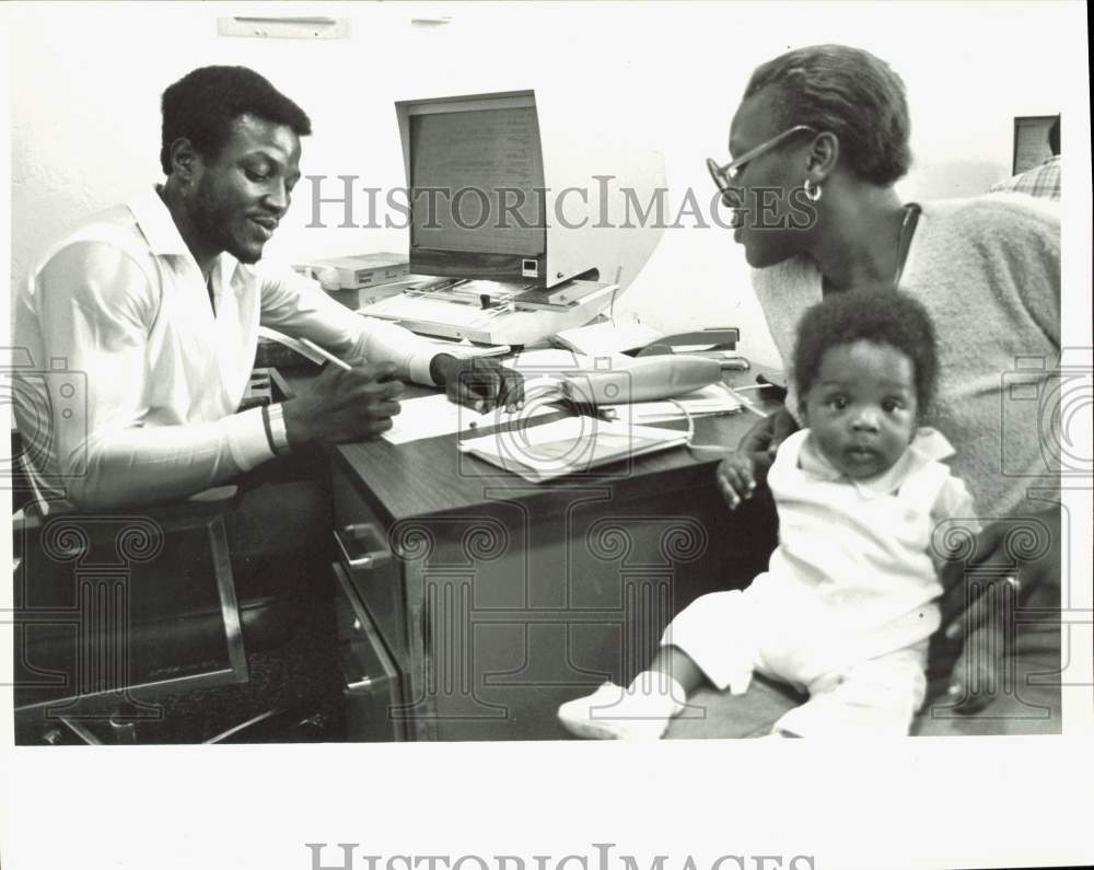 1980 Press Photo Milton Facen interviews job applicant Jacqueline Martin in Dade- Historic Images