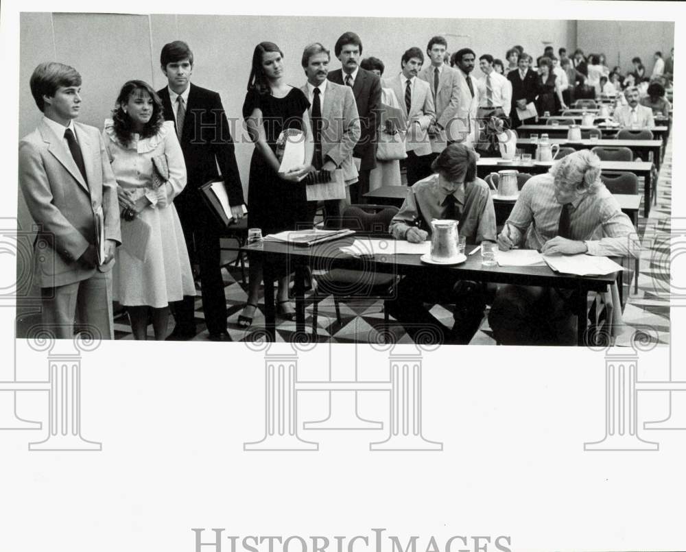 1982 Press Photo People Express Airlines applicants line up for interviews- Historic Images