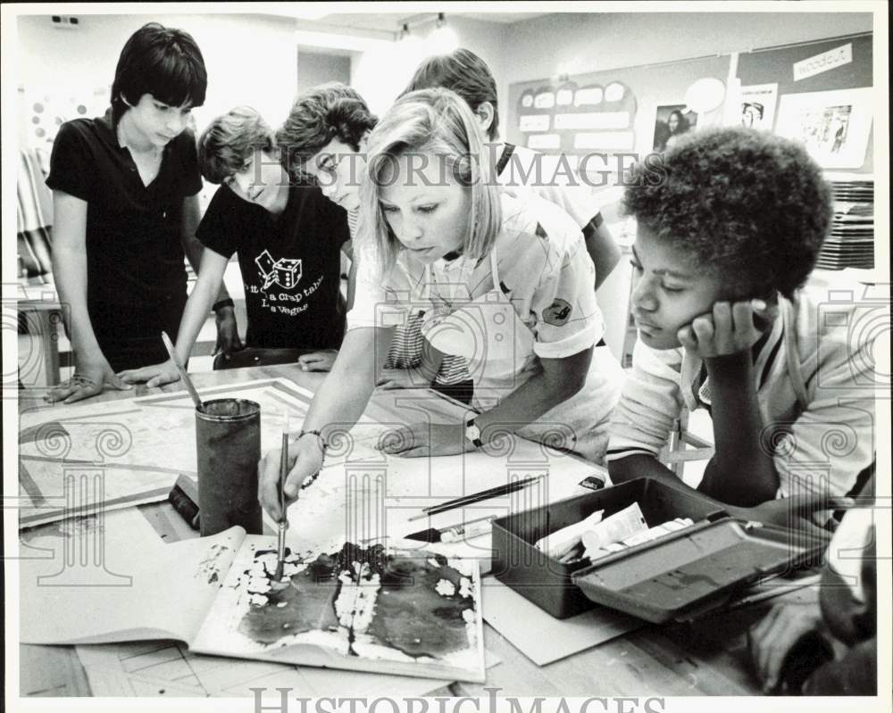 1985 Press Photo Jill Turnock instructs Drew Elementary students in mixed media- Historic Images