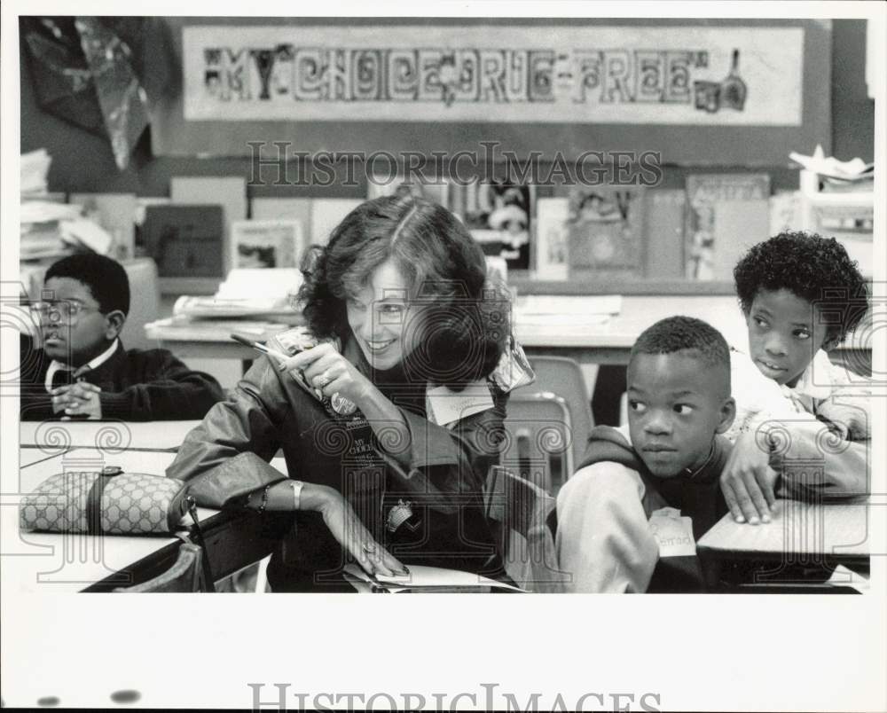 1990 Press Photo Elizabeth Karnes talks to students at Charles Drew School, FL- Historic Images