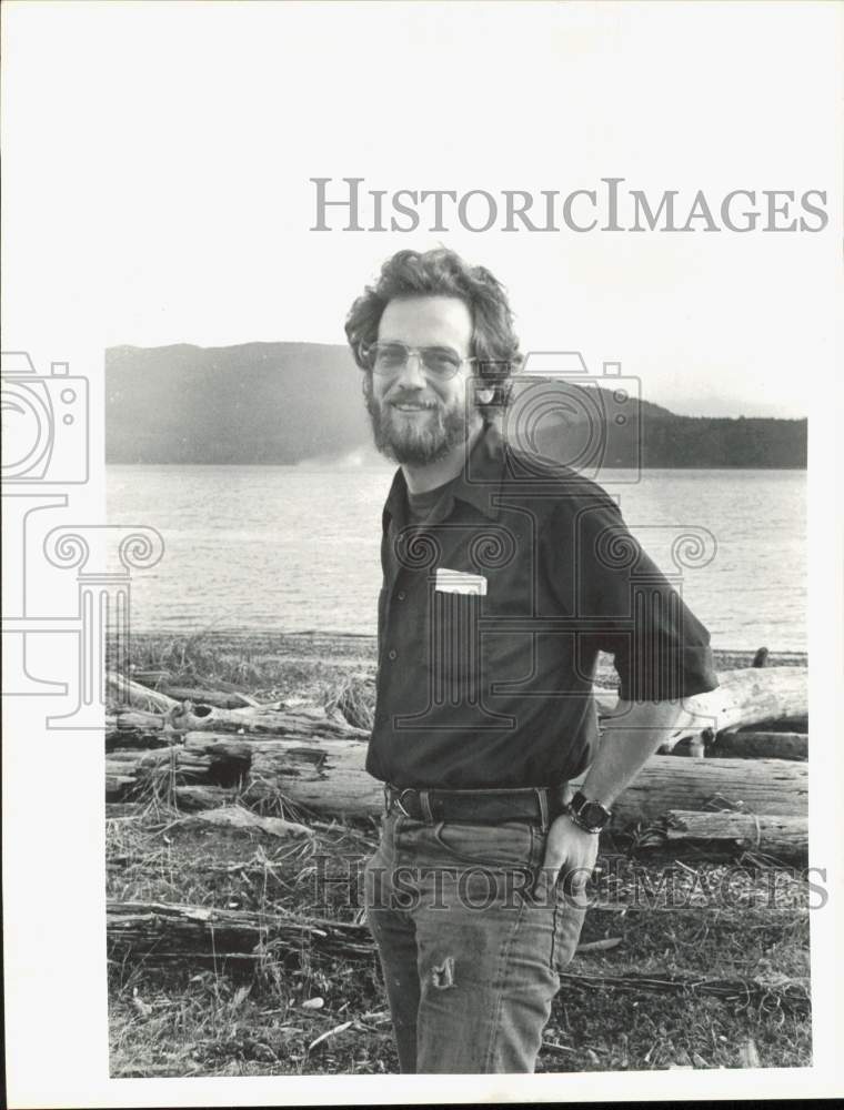 1984 Press Photo Vietnam veteran Bob Thomas standing on the shoreline- Historic Images