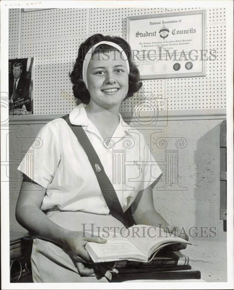 1964 Press Photo Mary Lou Siry studying to be a teacher at Notre Dame Academy- Historic Images