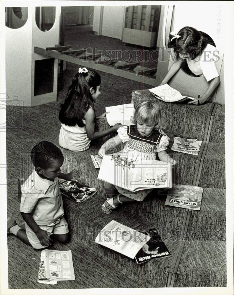 1983 Press Photo Children view magazines at Children&#39;s Workshop Daycare, FL- Historic Images