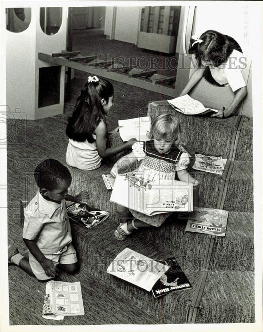 1983 Press Photo Children view magazines at Children's Workshop Daycare, FL- Historic Images