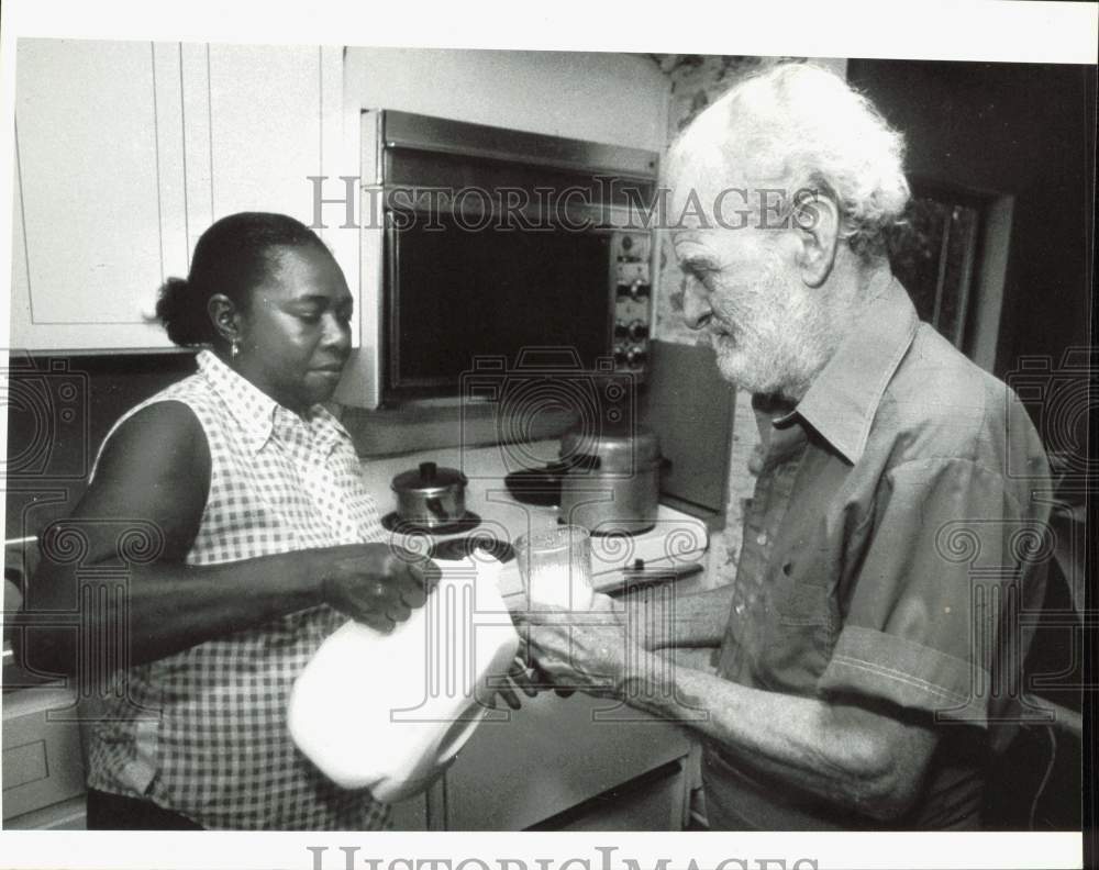 1982 Press Photo Gloria Herron and Bill Cooke at Adult Foster Care Center- Historic Images